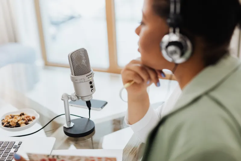 El micrófono manda: cómo los podcasts latinos le están quitando el trono a la música y las series